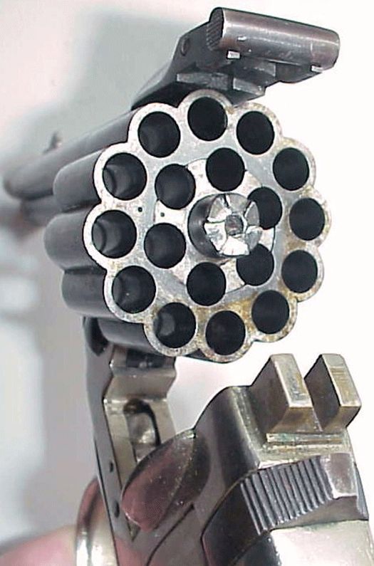 3 løbet revolver med 18 skuds tromle