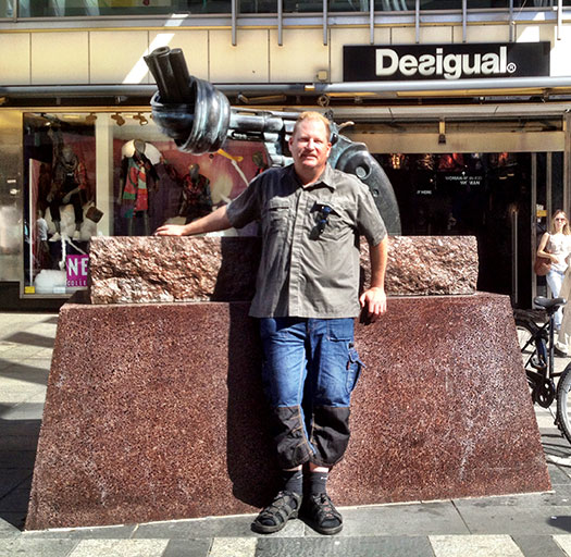 Fredrik Reutersvärds skulptur non violence stockholm 2012