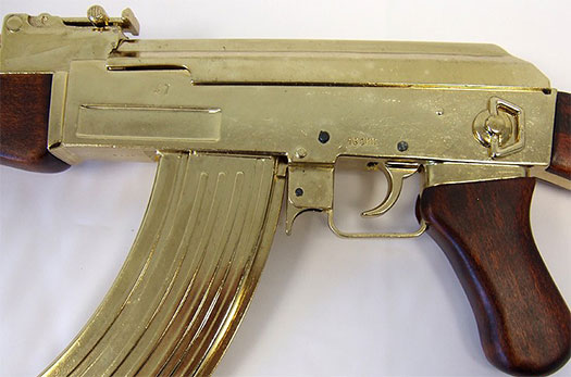 AK 47 guldfarvet modelriffel til dekoration