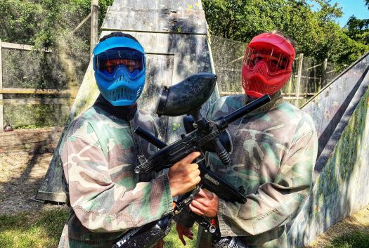 Shoot To Thrill Paintball - 2 spillere med hhv rød og blå maske med Tippmann FT12 paintballgun