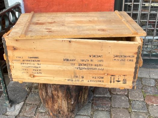 Indvendigt: 47 x 67 x 35 cm (D x B x H) Udvendigt: 50 x 70 x 39 cm (D x B x H) Brugt, solid transport- og opbevaringskasse