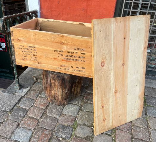 Indvendigt: 47 x 67 x 35 cm (D x B x H) Udvendigt: 50 x 70 x 39 cm (D x B x H) Brugt, solid transport- og opbevaringskasse