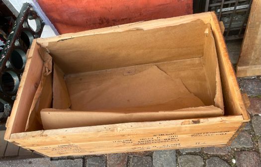 Indvendigt: 47 x 67 x 35 cm (D x B x H) Udvendigt: 50 x 70 x 39 cm (D x B x H) Brugt, solid transport- og opbevaringskasse